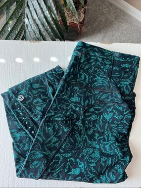 Lululemon Fast & Free 7/8 Teal & Black Leggings